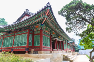 Seul, Güney Kore - 25 Temmuz 2020 Gyeongbokgung Sarayı 'nın içinde. Joseon Hanedanlığının en önemli sarayı, Güney Kore 'nin kültürel mirası. Seul 'un göbeğinde, Pavilions ve Temple' ın yanında.