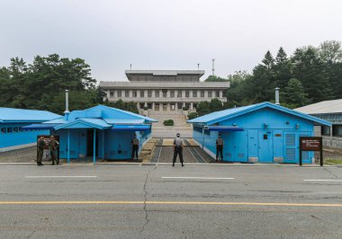 Panmunjom, Güney Kore - 28 Temmuz 2020: İki Kore ülkesi arasındaki silahsızlandırılmış bölge. 38. paralel kuzeydeki Kore Yarımadası 'ndan geçiyor. En çok korunan sınır