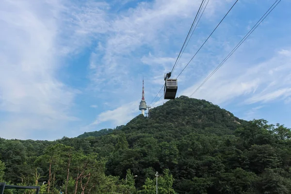 대한민국 2020 타워가 남산에 타워이다 케이블카가 꼭대기까지 올라가다 — 스톡 사진
