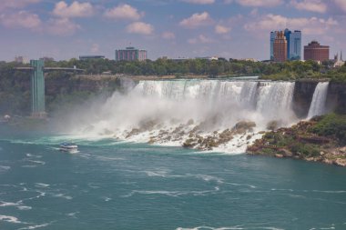 Niagara Şelalesi, Kanada - 27 Ağustos 2021: Amerikan Niagara Şelalesi manzarası. Arka planda Niagara Şelalesi 'nin olduğu şelalenin ABD tarafında. Dökülen suyun utancı.