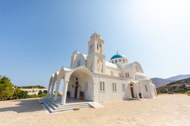 Paros, Yunanistan - 3 Ağustos 2021: Naoussa Paros 'taki Kutsal Kilise Pantanassis. Cyclades adasındaki orta Ege Denizi 'nde bir Yunan adası. Beyaz duvarlı ve mavi çatılı kilise.