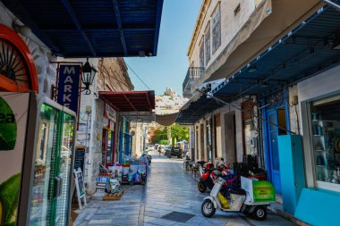 Ermoupoli, Yunanistan - 6 Temmuz 2021: Yunanistan 'ın Syros adasındaki Tipik Akdeniz dar sokak aralığı. Cyclades takımadasındaki Ege Denizi 'nde yer alıyor. Ermoupoli, sikladların başkenti.