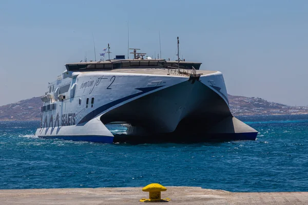 Mykonos Grekland Augusti 2021 Stor Katamaranfärja Anländer Till Hamnen Mykonos — Stockfoto