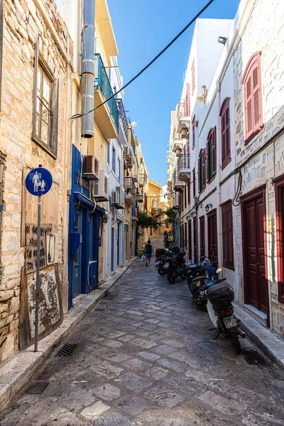 Ermoupoli, Yunanistan - 6 Temmuz 2021: Yunanistan 'ın Syros adasındaki Tipik Akdeniz dar sokak aralığı. Cyclades takımadasındaki Ege Denizi 'nde yer alıyor. Ermoupoli, sikladların başkenti.