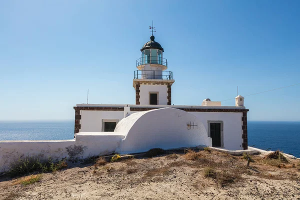 Santorini, Yunanistan - 7 Ağustos 2021: Cyclades Adası Santorini 'nin Deniz Feneri. Turistik yerlerden uzakta Akrotiri Deniz Feneri var. Deniz feneri günbatımı görüntüsüyle ünlüdür..