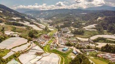 Cameron Highlands üzerinde hava manzarası, gökyüzünden Malezya. Malezya 'nın Cameron dağlarındaki bir barajın üzerinden havadan kuşların bakış açısı. Malezya 'nın merkezindeki dağlık arazinin insansız hava aracı görüntüsü.