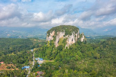 Cinta Manis, Pahang, Malezya 'daki Limestone Hill Bukit Batu Kapur' un hava görüntüsü. Malezya yağmur ormanlarının ortasında bir dağ kayası. Yeşil orman bitkileriyle kaplanmış..