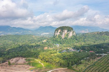 Cinta Manis, Pahang, Malezya 'daki Limestone Hill Bukit Batu Kapur' un hava görüntüsü. Malezya yağmur ormanlarının ortasında bir dağ kayası. Yeşil orman bitkileriyle kaplanmış..
