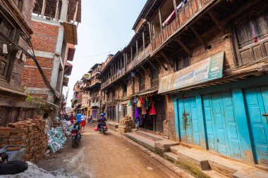 Bhaktapur, Nepal - 29 Ekim 2021: Nepal Katmandu Vadisi 'nin doğu köşesindeki şehir. Dar caddelerin sokak manzarası, harap olmuş evler. Kırmızı tozla kaplı sokaklar