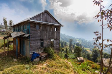 Nepal, 28 Ekim 2021, Katmandu Vadisi etrafındaki dağlarda eski bir Nepal ahşap evi. Vadi manzaralı bir dağ yamacındaki ahşap ev. Nepal 'de harabe bir ev