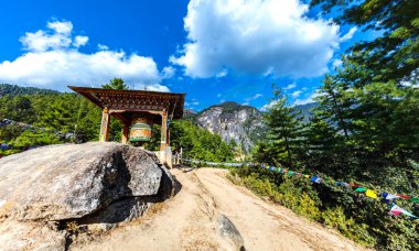 Bhutan, 26 Ekim 2021, Buthan dağlarında, Himalaya dağlarındaki kaplan yuvası manastırı yakınlarındaki Buda duası davulu. Davuldaki semboller refah, kutsallık ve mantra.