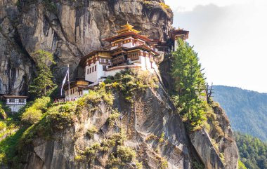 Bhutan, 26 Ekim 2021, Himalaya 'daki Tiger' s Nest Manastırı. Taktsang Lhakhang olarak da bilinir. Butan 'ın en ünlü simgesi ve dini sitesi. Kayaya oyulmuş bir tapınak.