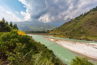 Punakha Dzong 'daki Punakha Askı Köprüsü. Tsang Chu Nehri 'nden Shengana ve Wangkha köyüne. Butan 'daki en uzun asma köprü ve her zaman renkli dua bayraklarıyla süslenmiş..