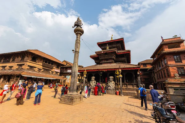 Bhaktapur, Nepal - 29 Ekim 2021: Nepal Katmandu Vadisi 'nin doğu köşesindeki şehir. Bhaktapur Durbar Meydanı. Eski Bhaktapur Krallığının kraliyet sarayı. Çok ziyaret edilen turistik alan