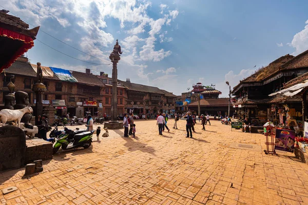 Bhaktapur, Nepal - 29 Ekim 2021: Nepal Katmandu Vadisi 'nin doğu köşesindeki şehir. Bhaktapur Durbar Meydanı. Eski Bhaktapur Krallığının kraliyet sarayı. Çok ziyaret edilen turistik alan