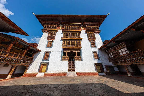 Bhutan - 24 Ekim 2021: Bhutan 'da Punakha Dzong' un içinde. Punakha Dzong Manastırı, Asya 'nın en büyük manastırlarından biri. Punakha dzong 'un içindeki zarif dekorasyon, Butan. geleneksel görünüş