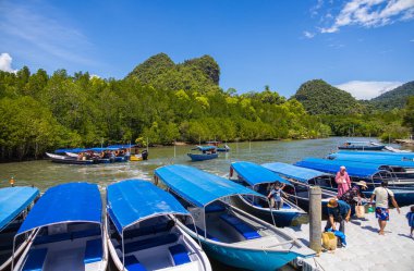 Langkawi, Malezya - 6 Haziran 2022 Kilim Geoforest Park Jetty 'de. Turist botu yolculuklarına başlıyor. Mangrov ormanını fırlatın. Adanın en zarif ve jeolojik açıdan en önemli manzaraları.