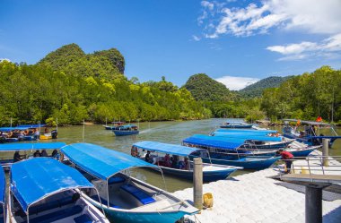 Langkawi, Malezya - 6 Haziran 2022 Kilim Geoforest Park Jetty 'de. Turist botu yolculuklarına başlıyor. Mangrov ormanını fırlatın. Adanın en zarif ve jeolojik açıdan en önemli manzaraları.