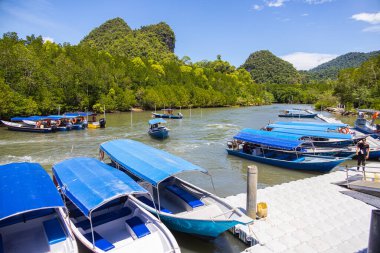 Langkawi, Malezya - 6 Haziran 2022 Kilim Geoforest Park Jetty 'de. Turist botu yolculuklarına başlıyor. Mangrov ormanını fırlatın. Adanın en zarif ve jeolojik açıdan en önemli manzaraları.