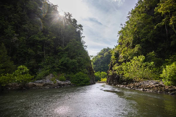 Brecha Estrecha Una Formación Rocosa Parque Geoforestal Kilim Langkawi Hombre — Foto de Stock