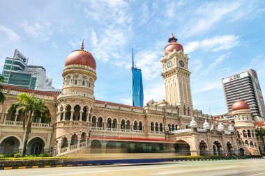Kuala Lumpur, Malezya - 12 Haziran 2022: Malezya başkentinin eski ve yeni simgesi. Sultan Abdul Samad binasının saat kulesi ve dünyanın en yüksek ikinci binası, Merdeka 118 veya KL118.