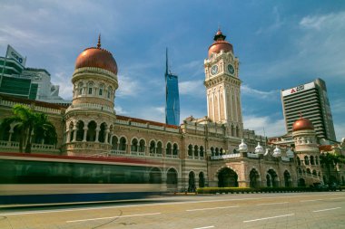 Kuala Lumpur, Malezya - 12 Haziran 2022: Malezya başkentinin eski ve yeni simgesi. Sultan Abdul Samad binasının saat kulesi ve dünyanın en yüksek ikinci binası, Merdeka 118 veya KL118.