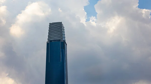 マレーシアのクアラルンプール 2022年6月14日 Exchange 106超高層ビルの上を移動する暗い雨の雲 Trxまたは署名塔 1MdbとTun Razak Exchangeの金融危機の象徴 象徴的な建物 — ストック写真