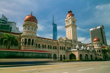 Kuala Lumpur, Malezya - 12 Haziran 2022: Malezya başkentinin eski ve yeni simgesi. Sultan Abdul Samad binasının saat kulesi ve dünyanın en yüksek ikinci binası, Merdeka 118 veya KL118.