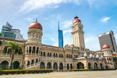 Kuala Lumpur, Malezya - 12 Haziran 2022: Malezya başkentinin eski ve yeni simgesi. Sultan Abdul Samad binasının saat kulesi ve dünyanın en yüksek ikinci binası, Merdeka 118 veya KL118.
