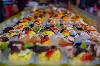 Geleneksel Malezya tavuğu pilavı ya da Malezya 'nın Kuala Lumpur kentindeki bir markette tezgahta duran Nasi Ayam. Popüler Malezya yemeklerine odaklan. Asya tavuğuna yakın pirinç yemeği..