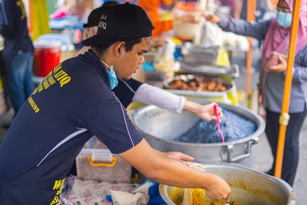 Kuala Lumpur Malaysia June 2022 Young Man Street Market Serving — Stockfoto