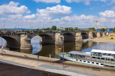 Dresden, Almanya - 28 Haziran 2022: Güneşli bir yaz gününde Augustus Köprüsü veya Augustusbruecke. Bruehl 's Terrace' dan (Bruehlsche Terrasse) Elbe Nehri ve Kralın Kıyısı Koenigsufer 'in üzerinden