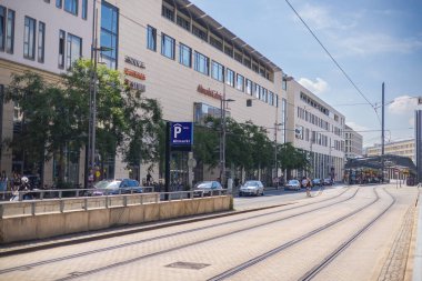 Dresden, Almanya - 28 Haziran 2022: Altmarkt Galerie, Dresden 's Altmarkt' ta büyük bir alışveriş merkezi. Noel 'de, sözde Striezelmarkt pazar meydanında geçiyor..