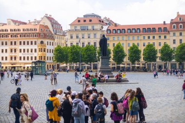 Dresden, Almanya - 28 Haziran 2022: Frauenkirche 'in merdivenlerinden Neumarkt' a bakın, Martin Luther heykelinin yanından geçin. Her gün binlerce turist Dresden 'in eski kasabasını ziyaret ediyor. Şehir manzarası