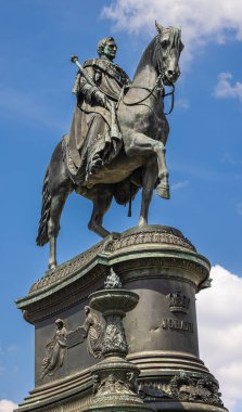 Dresden, Almanya - 28 Haziran 2022: Kral Johann Anıtı, Dresden 'in Saxony Tiyatrosu' ndaki Saksonya Kralı John 'un Semper Operası önündeki bronz binicilik heykeli.