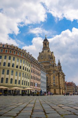 Dresden, Almanya - 28 Haziran 2022: Saksonya başkentindeki kadın kilisesi veya Frauenkirche. Dresden 'in simgesi, şehrin yeniden inşa edilmiş simgesi. Kubbe eski tarihi kasabanın üzerinde ve ufuk çizgisini şekillendiriyor.
