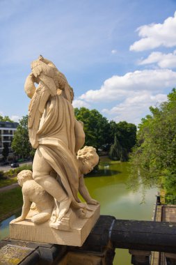 Dresden, Almanya - 28 Haziran 2022: Dresdener Zwinger kumtaşı heykeli. 300 yıllık rakamlar büyük oranda restore edildi. Cotta yakınlarındaki bir taş ocağının kumtaşı kullanılmış. Güzel taş oymacı sanatı.