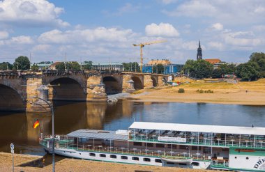 Dresden, Almanya - 28 Haziran 2022: Augustus Köprüsü Augustus Köprüsü güneşli bir yaz gününde. Brhlsche Terrasse 'den Elbe ve Knigsufer' e bakın
