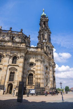 Dresden, Almanya - 28 Haziran 2022: Katedral Sanctissimae Trinitatis veya sadece Dresden Hofkirche. Her zaman şehrin en önemli Katolik kilisesi olmuştur ve Dresden 'in en önemli simgelerinden biridir..