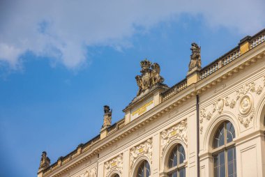 Dresden, Almanya - 28 Haziran 2022: Dresden Taşımacılık Müzesi (Verkehrsmuseum Dresden), demiryolu, nakliye, karayolu ve hava trafiği gibi tüm ulaşım araçlarını bir çatı altında sergiliyor..