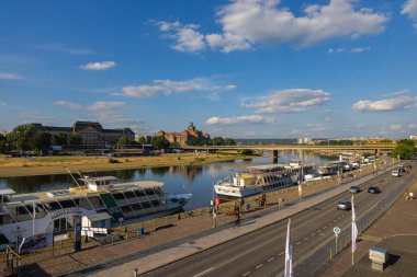 Dresden, Almanya - 28 Haziran 2022: Elbe Nehri üzerinden Carola Köprüsü 'ne (Carolabruecke) şehir manzarası. Elbe terasından Devlet Başbakanlık binasına (Staatskanzlei) ve Elbe çayır manzarası (Elbwiesen))