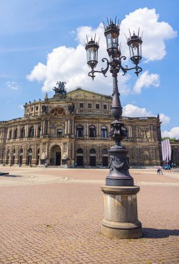 Dresden, Almanya - 28 Haziran 2022: Semper Opera veya Semperoper, Sakson Devlet Operası 'nın opera binasıdır. Tarihi Dresden kasabası Elbe Nehri yakınlarındaki Theaterplatz 'da. Sokak lambası