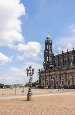 Dresden, Almanya - 28 Haziran 2022: Dresdner Hofkirche görüldü. Dresden-Meissen Piskoposluğu Katedrali, bir geçitle konut sarayına (Residenzschloss) bağlanmıştır..