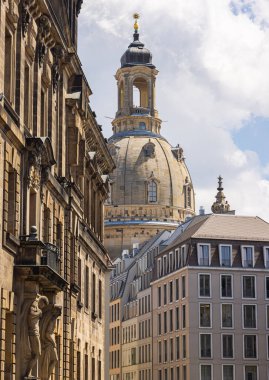 Dresden, Almanya - 28 Haziran 2022: Saksonya başkentindeki kadın kilisesi veya Frauenkirche. Dresden 'in simgesi, şehrin yeniden inşa edilmiş simgesi. Kubbe eski tarihi kasabanın üzerinde ve ufuk çizgisini şekillendiriyor.