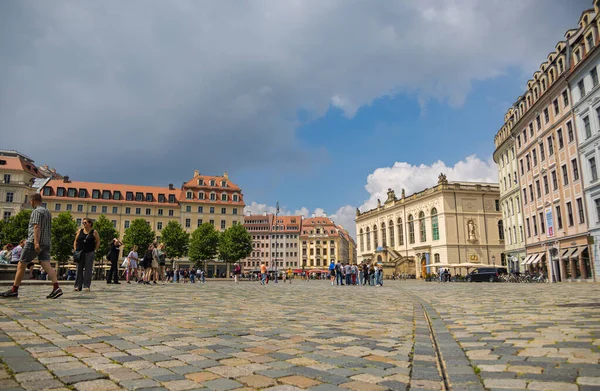 Dresden, Almanya - 28 Haziran 2022: Eski Dresden kasabasındaki Neumarkt. Taşımacılık Müzesi 'ne (Verkehrsmuseum) doğru, kaldırım taşlarıyla döşenmiş karenin alçak açılı görüntüsü. Sokaktaki turist