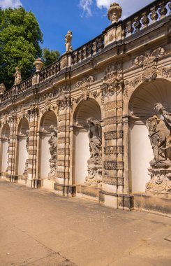 Dresden, Almanya - 28 Haziran 2022: Dresden Zwinger 'ın tarihi barok binası. Ayrıntılı bir şekilde yeniden yapılandırıldı ve büyük masraflarla iyi korundu. Saksonya Kraliyet Sarayı 'ndaki kumtaşı süslemeleri.