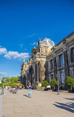 Dresden, Almanya - 28 Haziran 2022: Elbe Nehri Teraslarındaki Sanat Akademisi. Tarihi binanın cam kubbesindeki altın heykel. Şehir siluetinin simgesi ve göz alıcısı. Şehir manzarası