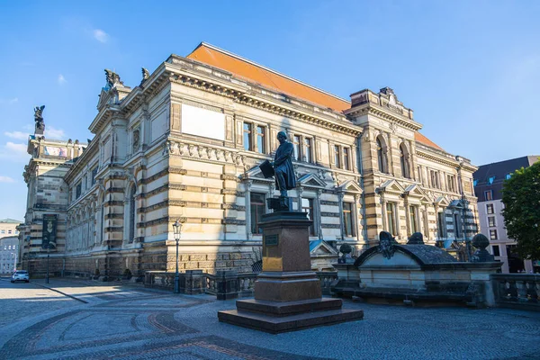 Dresden, Almanya - 28 Haziran 2022: Bruehlsche Terrasse 'nin doğu ucundaki Albertinum. Gottfried Semper anıtının önünde mimar ve üniversite öğretmeninin anısına.