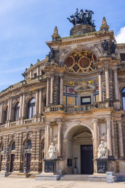 Dresden, Almanya - 28 Haziran 2022: Dresden Semperoper 'a giriş kapısı. Besteciler Goethe ve Schiller 'in heykelleri. Sakson Eyalet Orkestrası ve Sakson Devlet Operası Konser Salonu