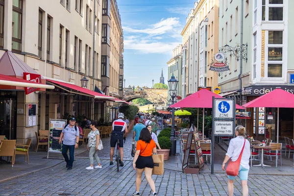 Dresden, Almanya - 28 Haziran 2022: Semperoper veya Semper Opera 'ya bakın. Bruehlsche Terrassen 'den ve teraslı sahilden (Terrassenufer) opera binasının görüntüsü. Barok mimarisi